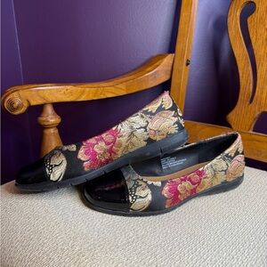 Comfortview Black and Gold Floral Loafers